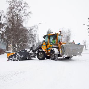 Auraustraktori Pispalan valtatiellä.