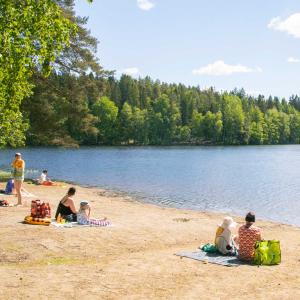 Kesän viettäjiä Suolijärven uimarannalla.