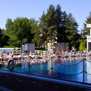 Väkeä maauimalassa.