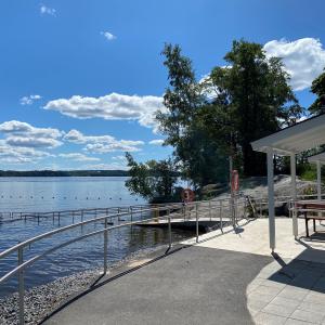 Pyynikin esteettömän uimarannan luiska ja osa rakennusta.