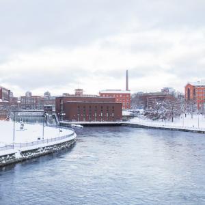 Talvinen Tammerkoski-maisema Tampereen keskustasta.