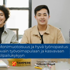 Kolmen monimuotoisen henkilön joukko istuu vierekkäin toimistotilassa pöydän ääressä. Kaikki katsovat kameraan ja hymyilevät. Kuvassa myös tekstiä: Hyvää työtä-blogi sekä Monimuotoisuus ja hyvä työnopastus: Avain työvoimapulaan ja kasvavaan kilpailukykyyn.