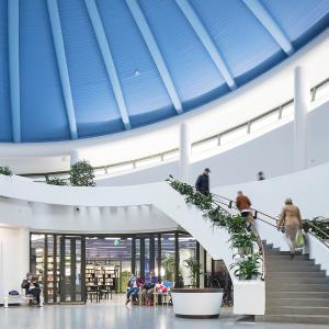 Pääkirjaston aula ja parvikerrokseen vievät portaat.