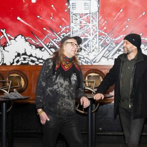 Kaksi miestä Vastavirta-klubilla