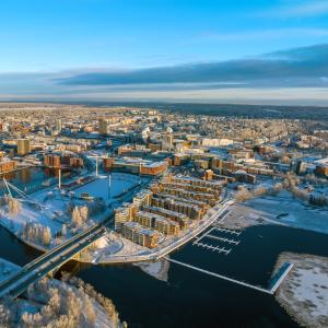 Tampereen keskusta Ratinan suuntaan ilmasta kuvattuna aurinkoisena talvipäivänä. 