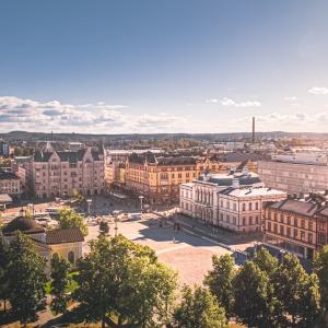 Keskustori loppukesästä.