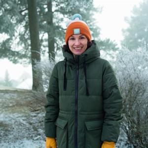 Tampereen kongressilähettiläs Nelli Piattoeva seisomassa ulkona ja katsomassa kameraan.