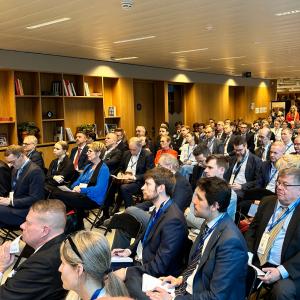 Yleisöä katsomossa kymmenittäin kuuntelemassa.