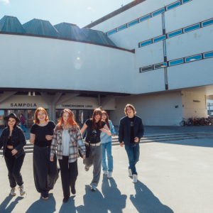 Opiskelijoita Tammerkosken lukion edessä