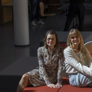Emilia Talvio ja Reetta Kramer istuvat Linnainmaan koulun penkillä.