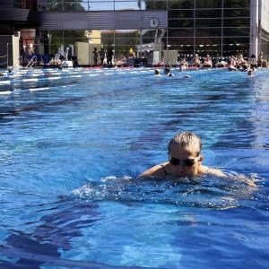 Uimari maauimalan altaassa.