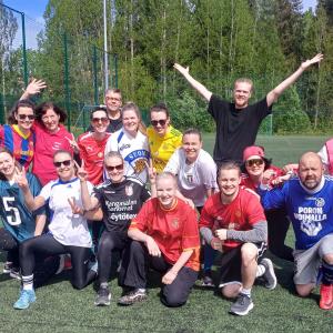 Leinolan koulun henkilökuntaa nurmikentällä.