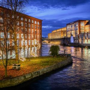 Tammerkosken keskiuoma valaistuna ja Konsulinsaaren valohevoset.