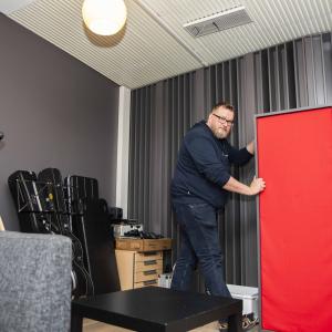 Teemu Haapakoski katsoo kameraan ja siirtää bassoansaa Monitoimitalo 13:n studiossa.