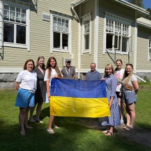 Deputy Mayor Anne-Mari Jussila holds the Ukrainian flag with young people from Kiev.