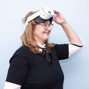 Nainen pitelee otsallaan älylaseja.