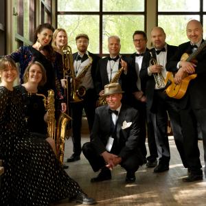 Swing Doctors yhtye poseeraa soittimiensa kanssa.