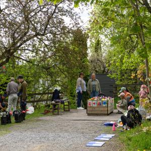 Kuvassa ihmisiä Haiharassa. Ihmiset ovat kerääntyneet yhteen keväiseen tapahtumaan, jossa on viljelylaatikoita ja kulttuurisisältöjä.