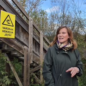 Kaisa Mustajärvi Iidesjärven lintutornin vierellä melko vakavana. 