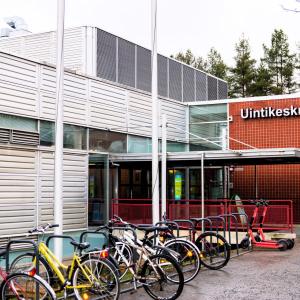Pyöriä telineessä Tampereen uintikeskuksen edessä.
