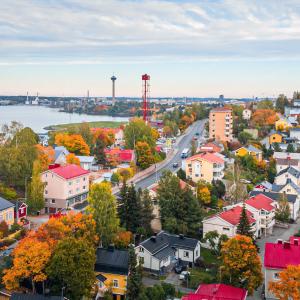Syksyistä Pispalaa ilmasta nähtynä, vasemmalla Näsijärveä, taustalla Pispalan haulitorni ja Näsinneula.
