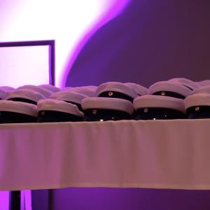 Ylioppilaslakkeja pöydällä