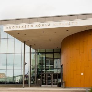 Vuores-talon pääsisäänkäynti ulkoa. 