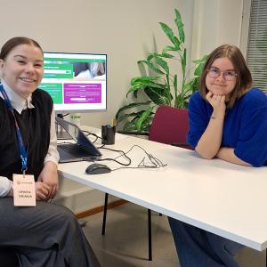 Kuvassa nuori ja opinto-ohjaaja Ohjaamolla