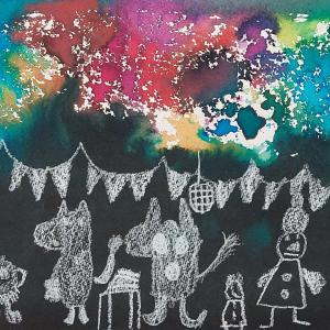 Lapsen taiteilema teos, jossa muumimaiset hahmot juhlivat värikkään taivaan alla. 