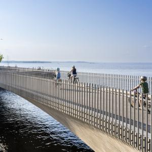 Pyöräilijöitä Ranta-Tampellassa ylittämässä siltaa.