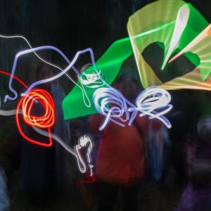 Valotaidetta pimeässä tilassa.