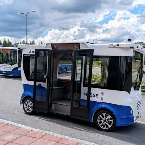 Robottibussi ja tavallinen bussi pysäkillä.