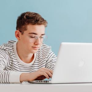 Nuori on kirjoittaa tietokoneella