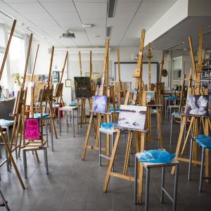 maalaustelineitä luokassa