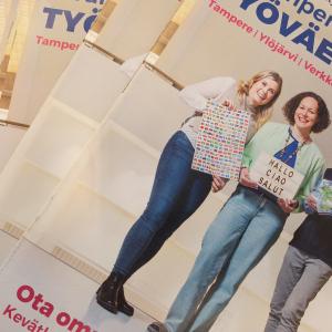 Työväenopiston esitteitä pöydällä päällekkäin. Kannessa on kolme henkilöä vierekkäin.