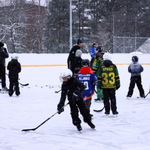 Poikia luistelemassa.