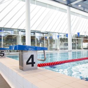 uimahallin allastila, hyppyjakkara ja uima-allas
