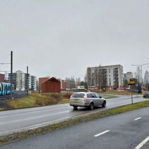 Ratikka ja autoliikennettä Hervannan valtaväylällä.