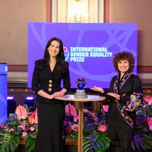 Masha Foundation -järjestön perustajat Mariia Yefrosinina vasemmalla ja oikealla Oksana Nechyporenko. Heidän ympärillä on kauniita kukka-asetelmia ja pöydällä kivestä ja lasista tehty palkinto.