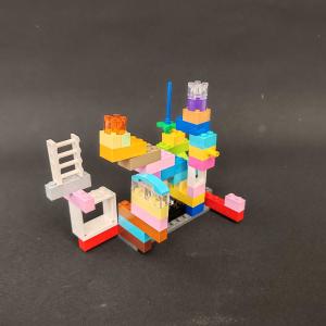 Värikkäistä legoista rakennettu työ.