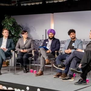 Kansainvälisellä osaamisella kasvuun. -foorumin kuusi panelistia ja juontaja lavalla.