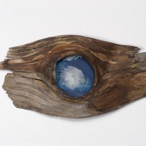 Kuin puupalasen keskelle muodostunut sininen silmänlainen lampi.