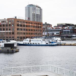 Laukontorin rannassa on useita eri kokoisia sisävesilaivoja.