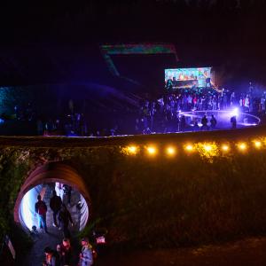 Ihmisiä yötapahtumassa ulkoilmassa.