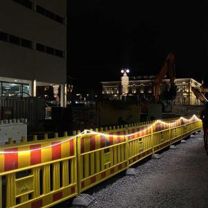 Valaistua työmaa-aitaa Puutarhakadulla työmaalla pimeällä.