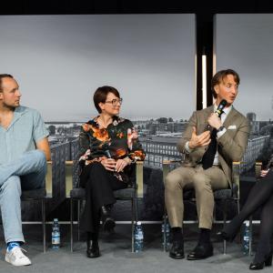 Hyvin sanottu -keskustelufestivaalin keskustelijat lavalla.