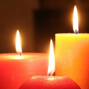 Kolme kynttilää rivissä 