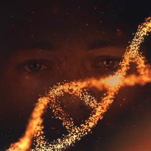 Kultaisena hohtavan DNA-rihmaston takaa näkyvät ihmisen silmät.