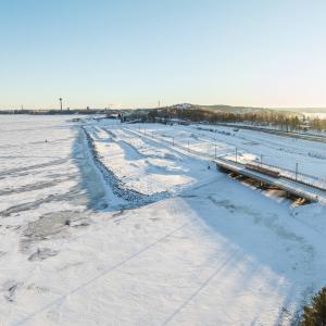 Kuvassa katsotaan lumista Näsisaarta Hiedanrannasta kohti keskustaa. 