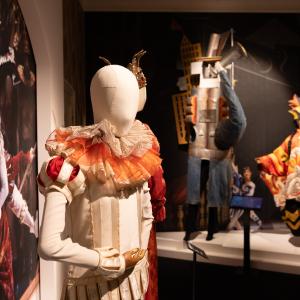 Näyttelytilassa esillä värikkäitä asuja Rooman oopperasta.